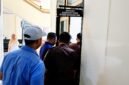 Penyidik Kejari Pamekasan saat memasuki Ruangan Bagian Administrasi Perekonomian, Setdakab Pamekasan. (KLIKMADURA)