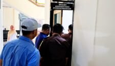 Penyidik Kejari Pamekasan saat memasuki Ruangan Bagian Administrasi Perekonomian, Setdakab Pamekasan. (KLIKMADURA)
