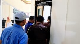 Penyidik Kejari Pamekasan saat memasuki Ruangan Bagian Administrasi Perekonomian, Setdakab Pamekasan. (KLIKMADURA)