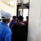 Penyidik Kejari Pamekasan saat memasuki Ruangan Bagian Administrasi Perekonomian, Setdakab Pamekasan. (KLIKMADURA)