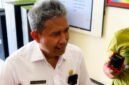 Sekretaris Daerah (Sekda) Pamekasan, Taufikurrachman saat diwawancarai sejumlah awak medi usai penggeledahan di kantor pemda. (MOH. IQBALUL KHAVEI MZ / KLIKMADURA)