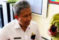 Sekretaris Daerah (Sekda) Pamekasan, Taufikurrachman saat diwawancarai sejumlah awak medi usai penggeledahan di kantor pemda. (MOH. IQBALUL KHAVEI MZ / KLIKMADURA)
