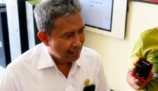 Sekretaris Daerah (Sekda) Pamekasan, Taufikurrachman saat diwawancarai sejumlah awak medi usai penggeledahan di kantor pemda. (MOH. IQBALUL KHAVEI MZ / KLIKMADURA)