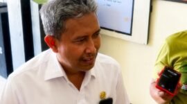 Sekretaris Daerah (Sekda) Pamekasan, Taufikurrachman saat diwawancarai sejumlah awak medi usai penggeledahan di kantor pemda. (MOH. IQBALUL KHAVEI MZ / KLIKMADURA)