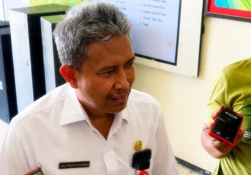 Sekretaris Daerah (Sekda) Pamekasan, Taufikurrachman saat diwawancarai sejumlah awak medi usai penggeledahan di kantor pemda. (MOH. IQBALUL KHAVEI MZ / KLIKMADURA)