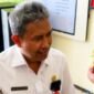 Sekretaris Daerah (Sekda) Pamekasan, Taufikurrachman saat diwawancarai sejumlah awak medi usai penggeledahan di kantor pemda. (MOH. IQBALUL KHAVEI MZ / KLIKMADURA)
