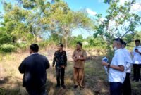 Tim Pemkab Pamekasan saat survei lahan untuk pembangunan SR permanen beberapa waktu lalu. (ISTIMEWA).  