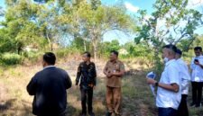 Tim Pemkab Pamekasan saat survei lahan untuk pembangunan SR permanen beberapa waktu lalu. (ISTIMEWA).  