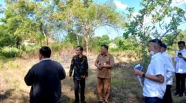 Tim Pemkab Pamekasan saat survei lahan untuk pembangunan SR permanen beberapa waktu lalu. (ISTIMEWA).  