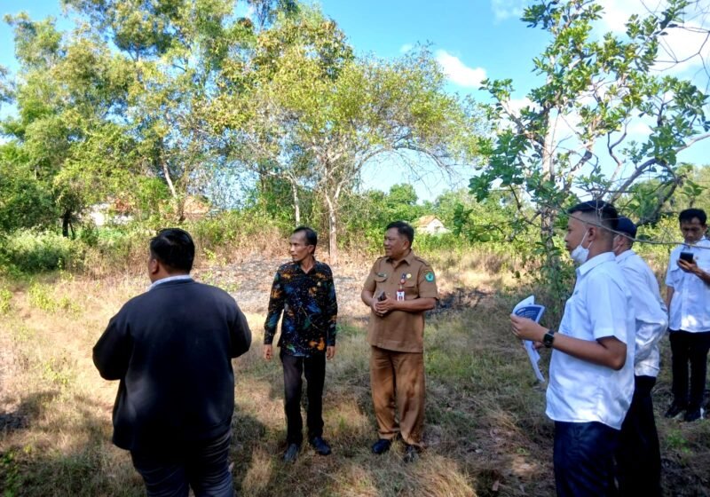 Tim Pemkab Pamekasan saat survei lahan untuk pembangunan SR permanen beberapa waktu lalu. (ISTIMEWA).  