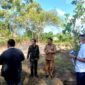 Tim Pemkab Pamekasan saat survei lahan untuk pembangunan SR permanen beberapa waktu lalu. (ISTIMEWA).  