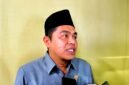 Ketua DPRD Pamekasan, Ali Masykur saat diwawancarai sejumlah awak media. (MOH. IQBALUL KHAVEI MZ / KLIKMADURA)