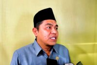 Ketua DPRD Pamekasan, Ali Masykur saat diwawancarai sejumlah awak media. (MOH. IQBALUL KHAVEI MZ / KLIKMADURA)