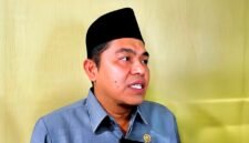 Ketua DPRD Pamekasan, Ali Masykur saat diwawancarai sejumlah awak media. (MOH. IQBALUL KHAVEI MZ / KLIKMADURA)
