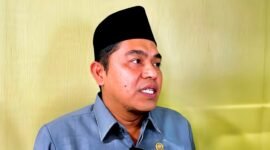 Ketua DPRD Pamekasan, Ali Masykur saat diwawancarai sejumlah awak media. (MOH. IQBALUL KHAVEI MZ / KLIKMADURA)