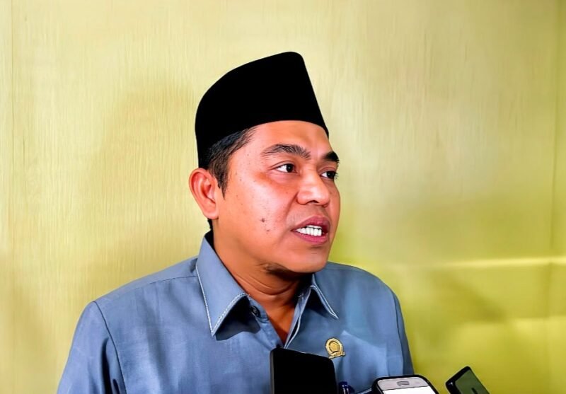 Ketua DPRD Pamekasan, Ali Masykur saat diwawancarai sejumlah awak media. (MOH. IQBALUL KHAVEI MZ / KLIKMADURA)
