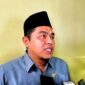 Ketua DPRD Pamekasan, Ali Masykur saat diwawancarai sejumlah awak media. (MOH. IQBALUL KHAVEI MZ / KLIKMADURA)