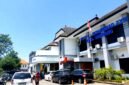 Sejumlah warga berada di halaman RSUD dr Mohammad Zyn (RSMZ) Sampang. (ALI MUCHTAR / KLIKMADURA)