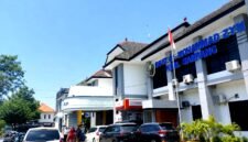 Sejumlah warga berada di halaman RSUD dr Mohammad Zyn (RSMZ) Sampang. (ALI MUCHTAR / KLIKMADURA)