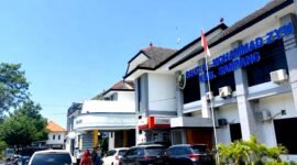 Sejumlah warga berada di halaman RSUD dr Mohammad Zyn (RSMZ) Sampang. (ALI MUCHTAR / KLIKMADURA)