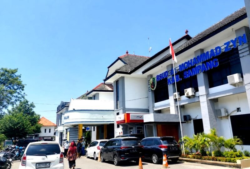 Sejumlah warga berada di halaman RSUD dr Mohammad Zyn (RSMZ) Sampang. (ALI MUCHTAR / KLIKMADURA)