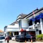 Sejumlah warga berada di halaman RSUD dr Mohammad Zyn (RSMZ) Sampang. (ALI MUCHTAR / KLIKMADURA)
