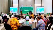 Direktur Network dan Retail Funding BSN, Ari Kurniaman saat menyampaikan sambutan pada acara silaturrahim dengan Mitra Haji dan KBIHU. (FOTO-FOTO: MOH. IQBALUL KHAVEI MZ / KLIKMADURA)