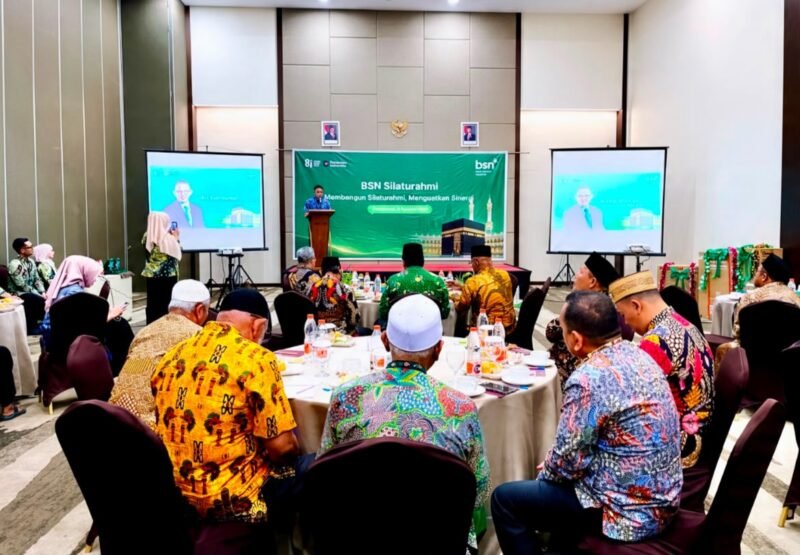 Direktur Network dan Retail Funding BSN, Ari Kurniaman saat menyampaikan sambutan pada acara silaturrahim dengan Mitra Haji dan KBIHU. (FOTO-FOTO: MOH. IQBALUL KHAVEI MZ / KLIKMADURA)