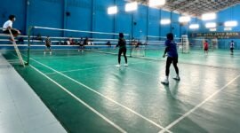 Sejumlah atlet bulu tangkis berlatih dengan giat di GOR Sampang. (ALI MUCHTAR / KLIKMADURA)