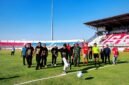 Bupati Pemekasan melakukan tendangan bola yang menandakan pertandingan turnamen cup PKDI II 2026 resmi dimulai. (MOH. IQBALUL KHAVEI MZ / KLIKMADURA)