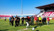 Bupati Pemekasan melakukan tendangan bola yang menandakan pertandingan turnamen cup PKDI II 2026 resmi dimulai. (MOH. IQBALUL KHAVEI MZ / KLIKMADURA)