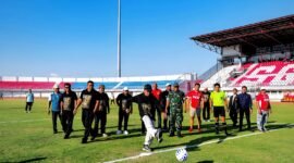 Bupati Pemekasan melakukan tendangan bola yang menandakan pertandingan turnamen cup PKDI II 2026 resmi dimulai. (MOH. IQBALUL KHAVEI MZ / KLIKMADURA)