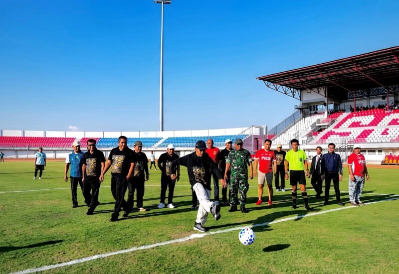 Bupati Pemekasan melakukan tendangan bola yang menandakan pertandingan turnamen cup PKDI II 2026 resmi dimulai. (MOH. IQBALUL KHAVEI MZ / KLIKMADURA)