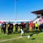 Bupati Pemekasan melakukan tendangan bola yang menandakan pertandingan turnamen cup PKDI II 2026 resmi dimulai. (MOH. IQBALUL KHAVEI MZ / KLIKMADURA)