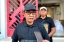 Bupati Pamekasan, KH. Kholilurrahman saat diwawancarai awak media. (MOH. IQBALUL KHAVEI / KLIKMADURA)