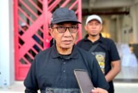 Bupati Pamekasan, KH. Kholilurrahman saat diwawancarai awak media. (MOH. IQBALUL KHAVEI / KLIKMADURA)