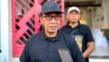 Bupati Pamekasan, KH. Kholilurrahman saat diwawancarai awak media. (MOH. IQBALUL KHAVEI / KLIKMADURA)