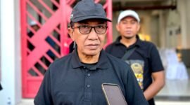 Bupati Pamekasan, KH. Kholilurrahman saat diwawancarai awak media. (MOH. IQBALUL KHAVEI / KLIKMADURA)