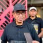 Bupati Pamekasan, KH. Kholilurrahman saat diwawancarai awak media. (MOH. IQBALUL KHAVEI / KLIKMADURA)