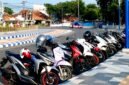 Kendaraan bermotor parkor di Alun-alun Trunojoyo Sampang. (KLIKMADURA)