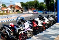 Kendaraan bermotor parkor di Alun-alun Trunojoyo Sampang. (KLIKMADURA)