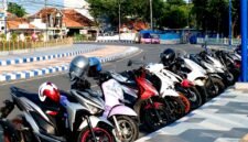 Kendaraan bermotor parkor di Alun-alun Trunojoyo Sampang. (KLIKMADURA)