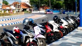 Kendaraan bermotor parkor di Alun-alun Trunojoyo Sampang. (KLIKMADURA)