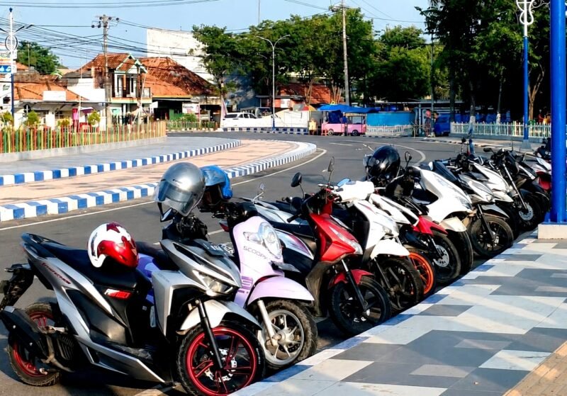 Kendaraan bermotor parkor di Alun-alun Trunojoyo Sampang. (KLIKMADURA)
