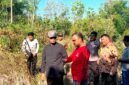 Bupati Pamekasan Kholilurrahman (baju hitam) didampingi sejumlah kepala OPD dan Kepala Desa Jambringin, Kecamatan Proppo Nurul mengecek lokasi pembangunan SR Pamekasan. (ISTIMEWA).  