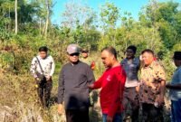 Bupati Pamekasan Kholilurrahman (baju hitam) didampingi sejumlah kepala OPD dan Kepala Desa Jambringin, Kecamatan Proppo Nurul mengecek lokasi pembangunan SR Pamekasan. (ISTIMEWA).