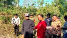 Bupati Pamekasan Kholilurrahman (baju hitam) didampingi sejumlah kepala OPD dan Kepala Desa Jambringin, Kecamatan Proppo Nurul mengecek lokasi pembangunan SR Pamekasan. (ISTIMEWA).  