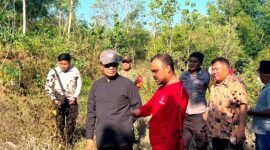 Bupati Pamekasan Kholilurrahman (baju hitam) didampingi sejumlah kepala OPD dan Kepala Desa Jambringin, Kecamatan Proppo Nurul mengecek lokasi pembangunan SR Pamekasan. (ISTIMEWA).  