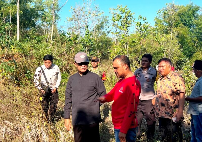 Bupati Pamekasan Kholilurrahman (baju hitam) didampingi sejumlah kepala OPD dan Kepala Desa Jambringin, Kecamatan Proppo Nurul mengecek lokasi pembangunan SR Pamekasan. (ISTIMEWA).  