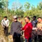 Bupati Pamekasan Kholilurrahman (baju hitam) didampingi sejumlah kepala OPD dan Kepala Desa Jambringin, Kecamatan Proppo Nurul mengecek lokasi pembangunan SR Pamekasan. (ISTIMEWA).  